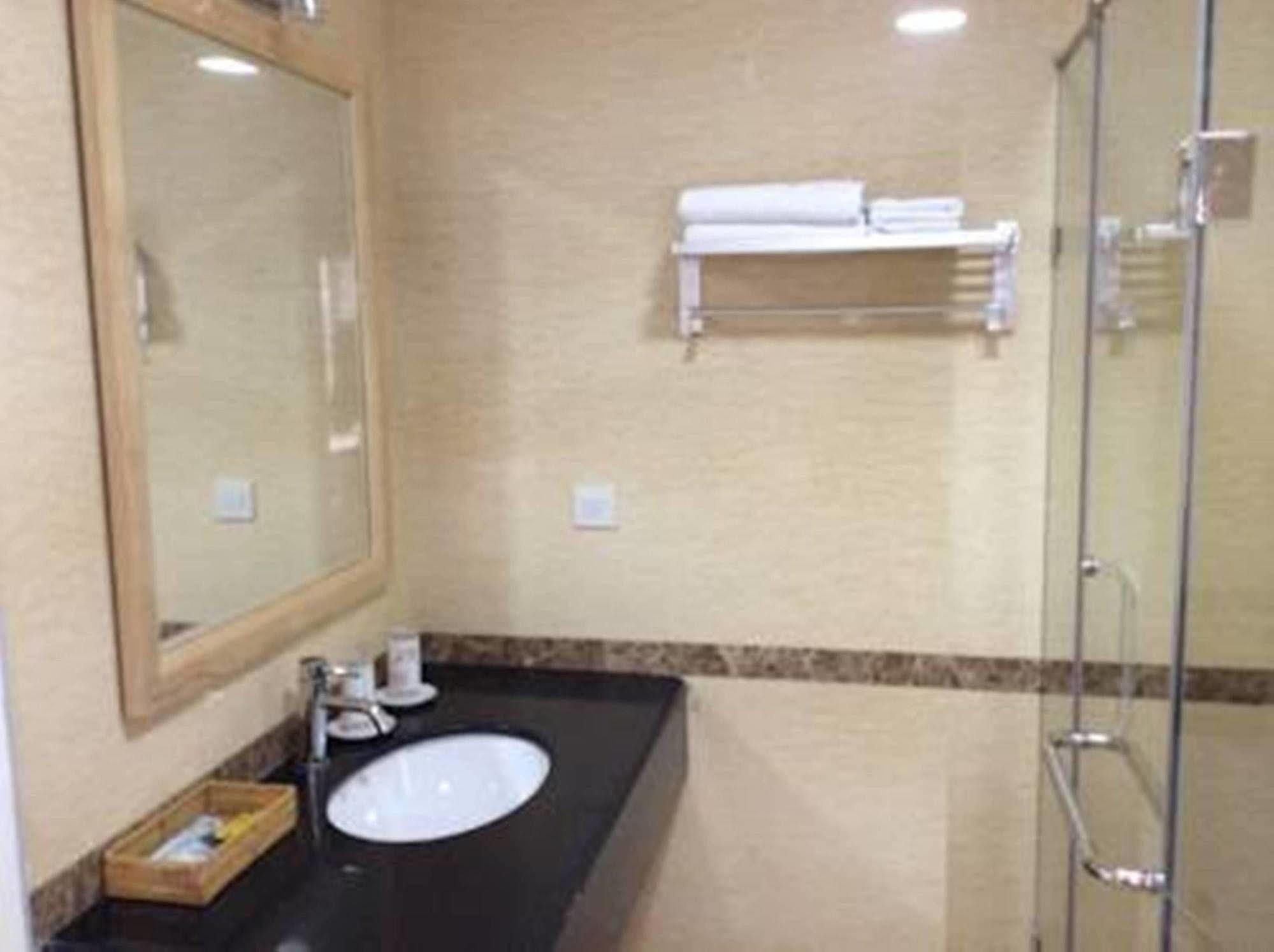 Oyo 236 Hoa Mai Boutique Hotel Дананг Екстериор снимка